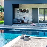 Ventura Royal By Kompas *